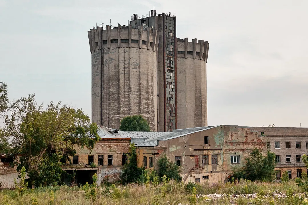 Одно из самых необычных самарских зданий в стиле модернизма — заброшенный вертикальный элеватор