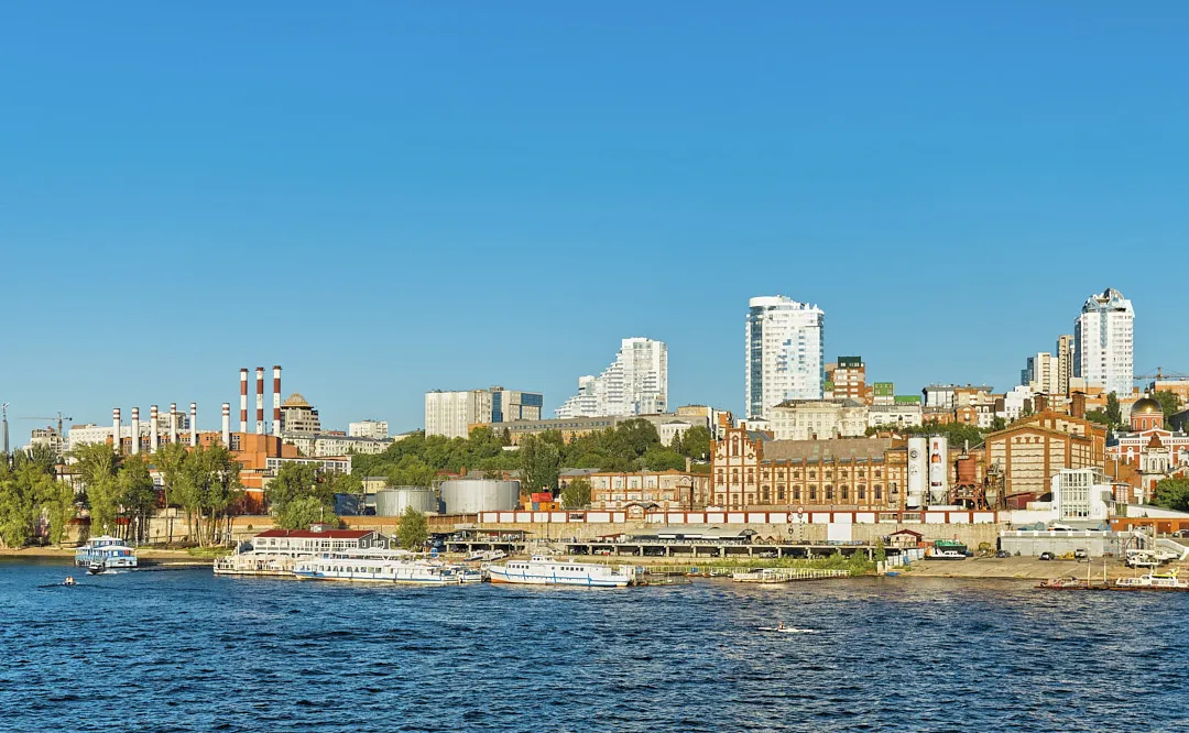 Начиная с мая город-курорт расцветает: с первым солнцем на пляже появляются загорающие, хотя купальный сезон открывается лишь в середине июня, центр города заполняется людьми, кафе и рестораны выставляют веранды