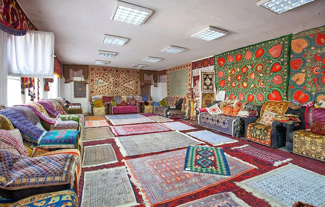 Ковры создаются так же, как и сотни лет назад — с помощью простых инструментов: крючка и ножниц