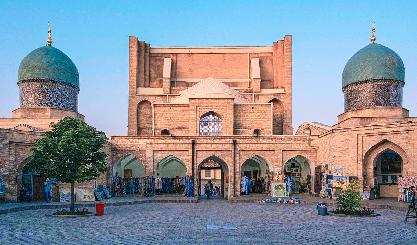 Обзорная экскурсия по городу в составе группы обойдется примерно в 6–12 долларов