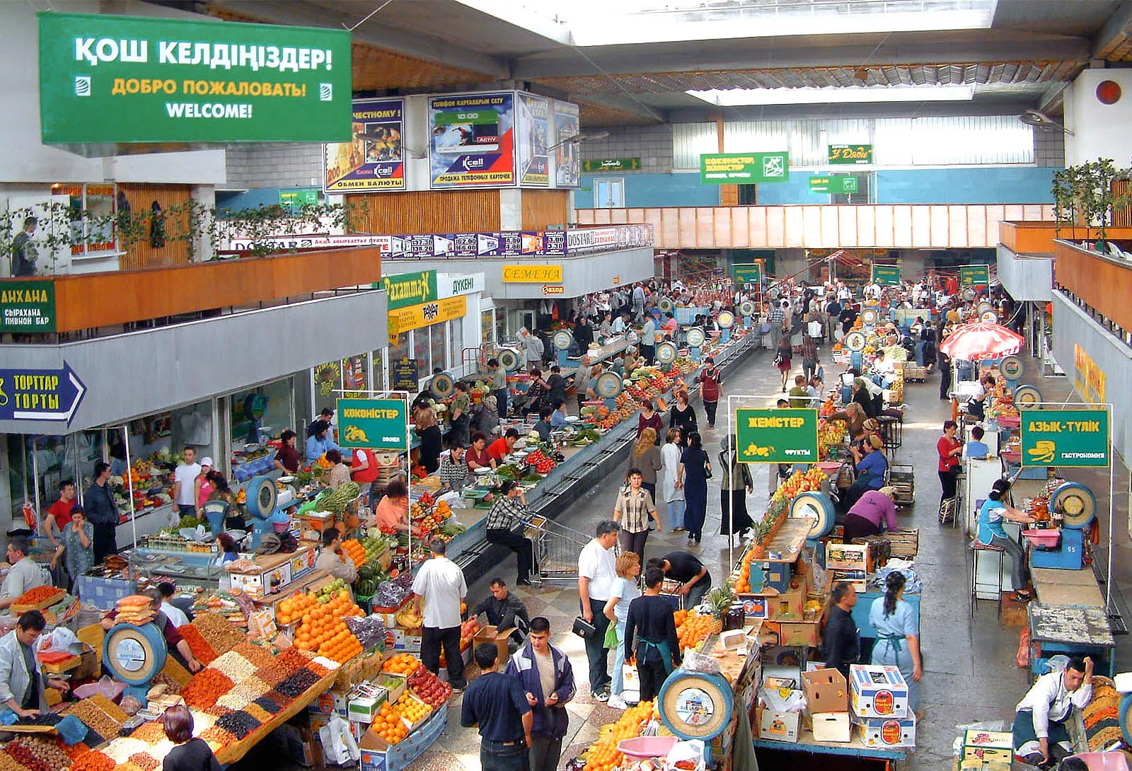 Сэкономить можно, если отправиться за покупками на рынки, например, большой выбор овощей и фруктов на Зеленом базаре