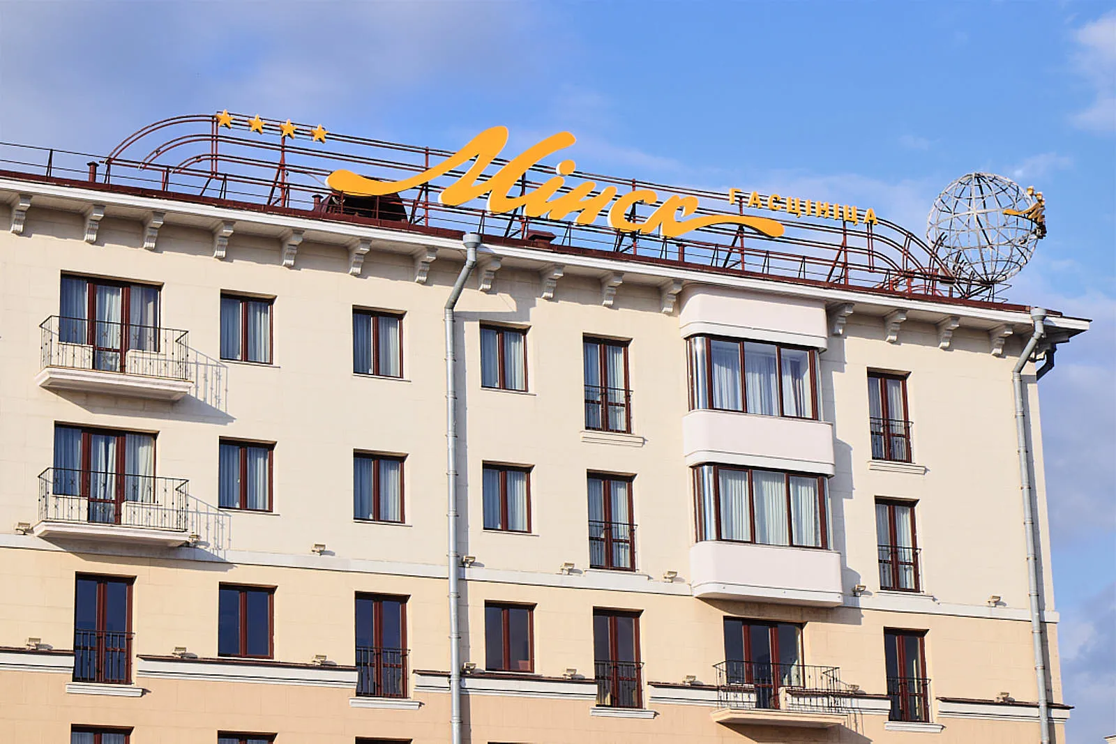 Номер в четырехзвездочной гостинице «Минск» стоит от 8000 российских рублей