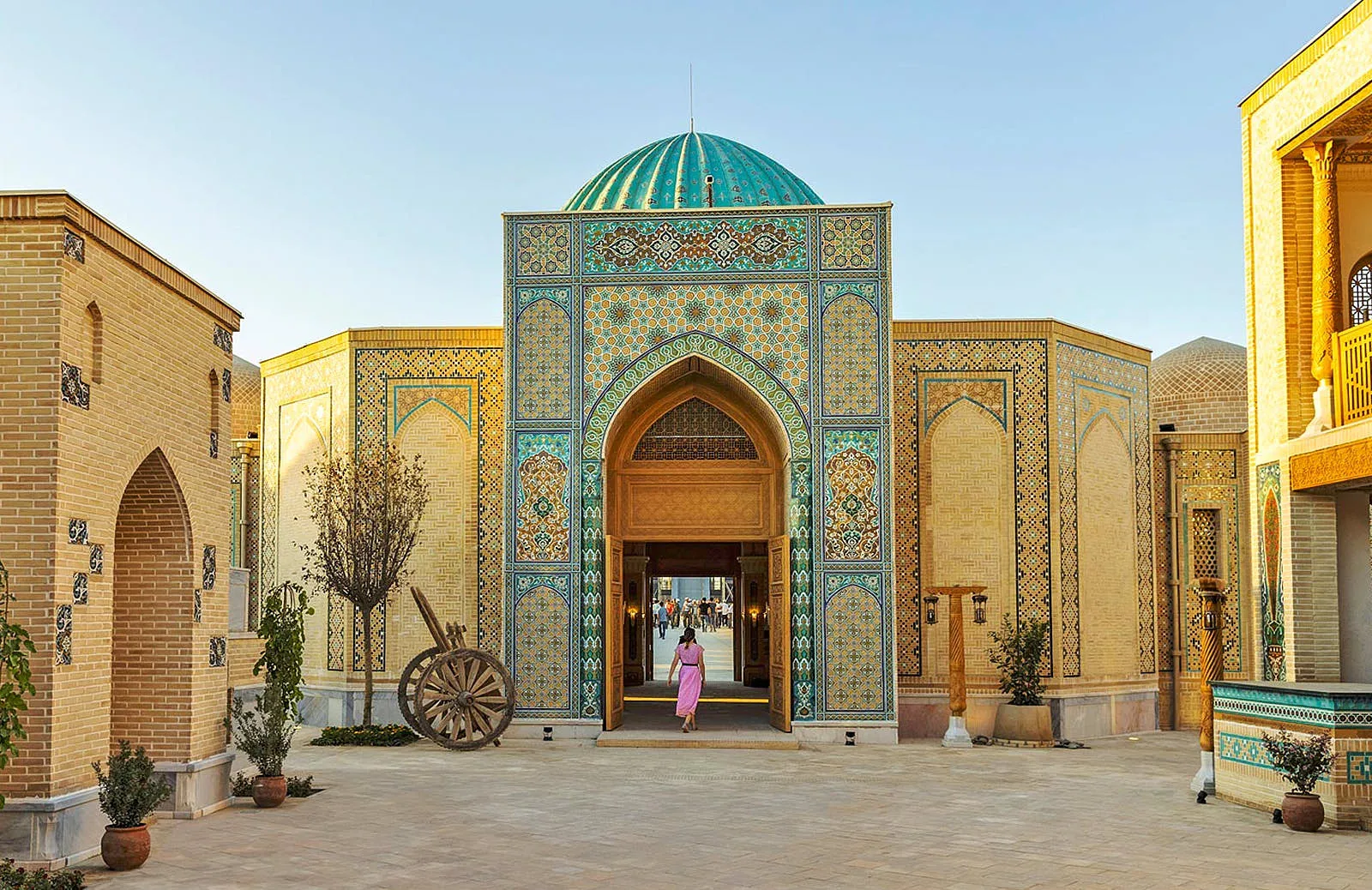 Этнопарк «Вечный город» — воссозданный восточный город с мощеными узкими улочками, бирюзовыми куполами, лавками художников и мастерскими ремесленников