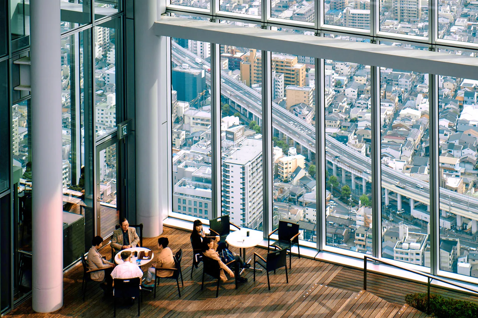 В пяти километрах от замка Осака расположена смотровая площадка Harukas 300 — высочайшая точка в городе