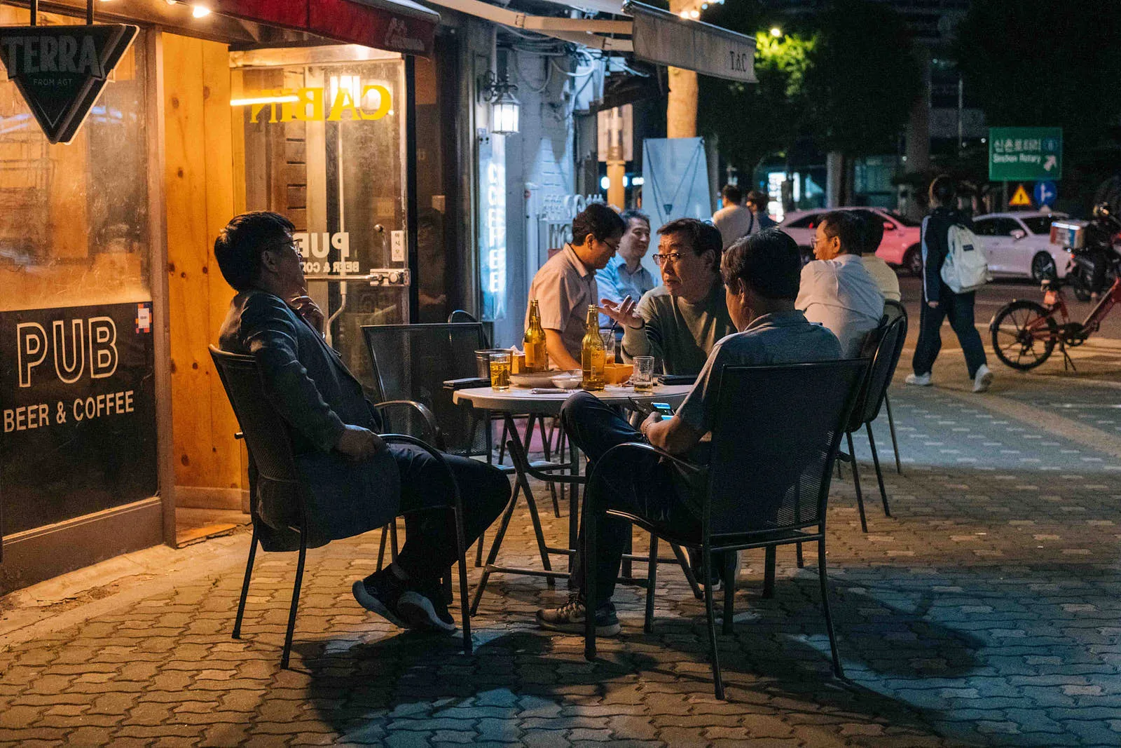 После работы у южнокорейских мужчин принято выпивать с коллегами