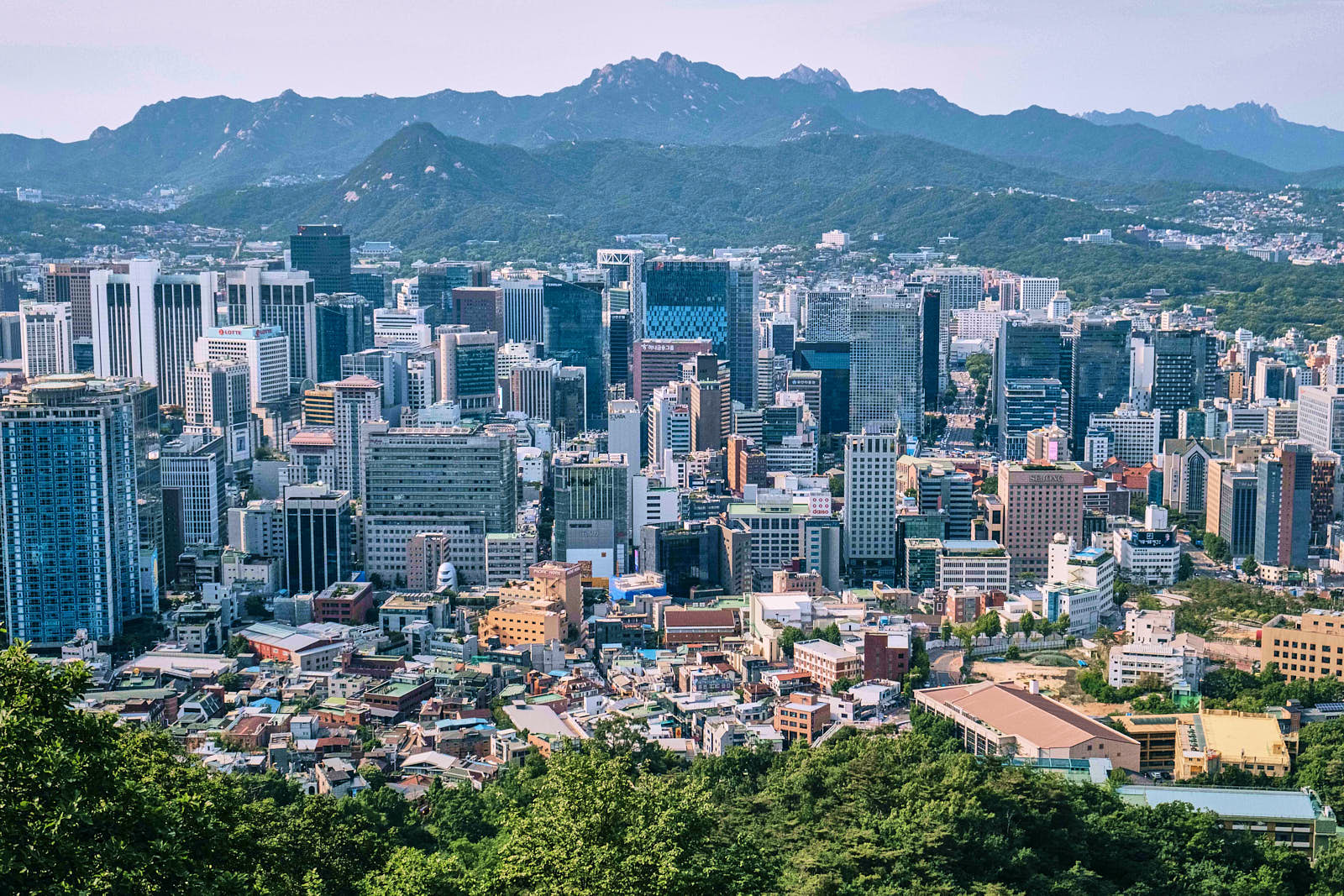 Сеул — город небоскребов, поп-культуры, оживленных рынков и классных независимых магазинчиков