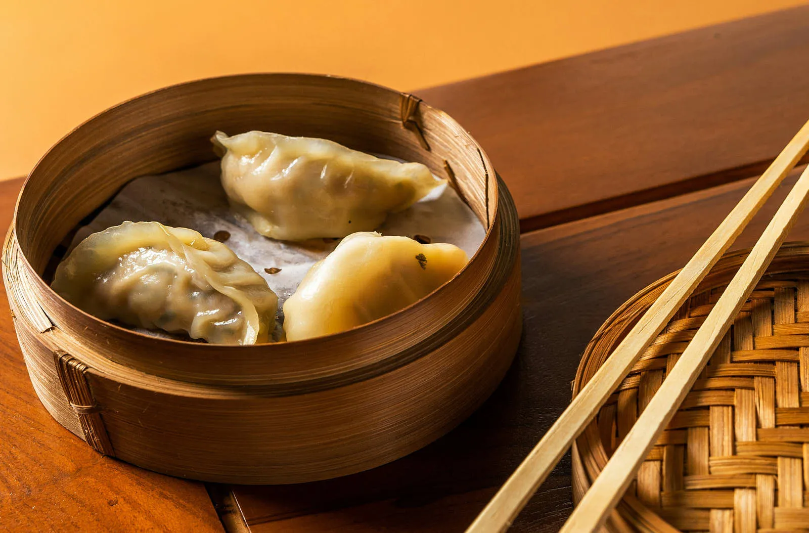 Порция китайских пельменей цзяоцзы будет стоить около 20 юаней