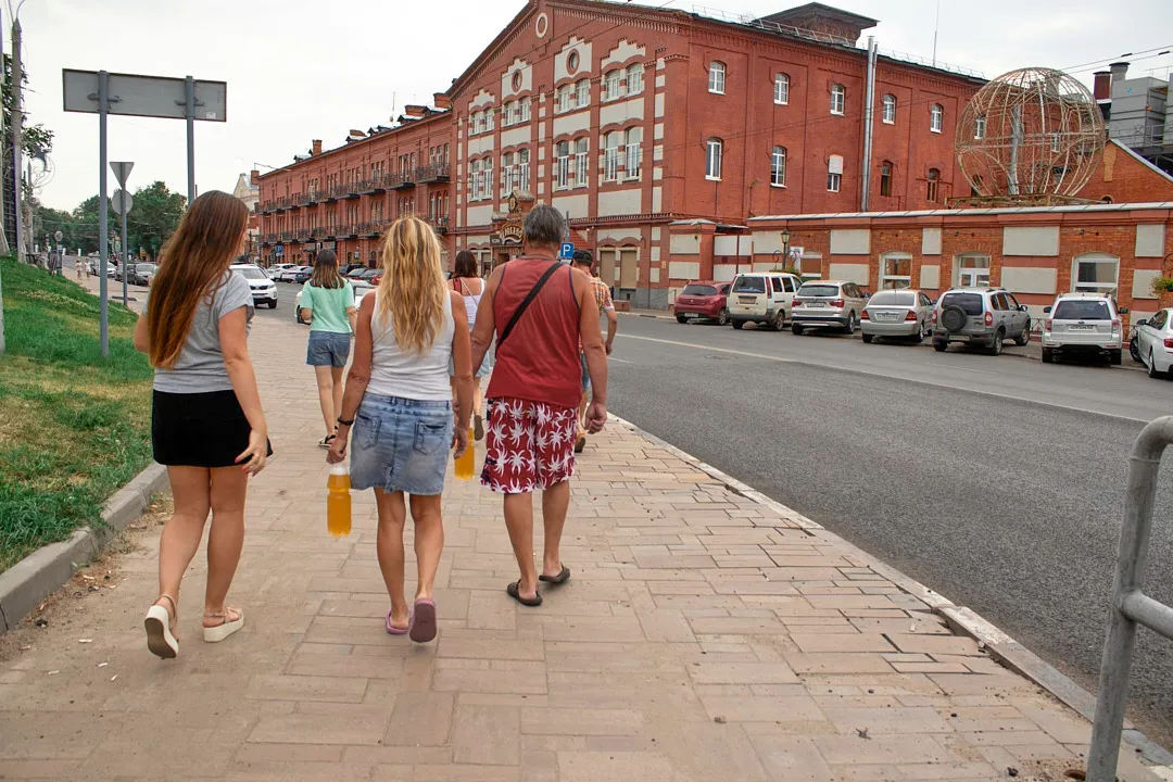 На «Жигулевском» пивзаводе до сих пор наливают пиво в свою тару — можно прийти и с «пакетиком прозрачным», как в песне Олега Митяева
