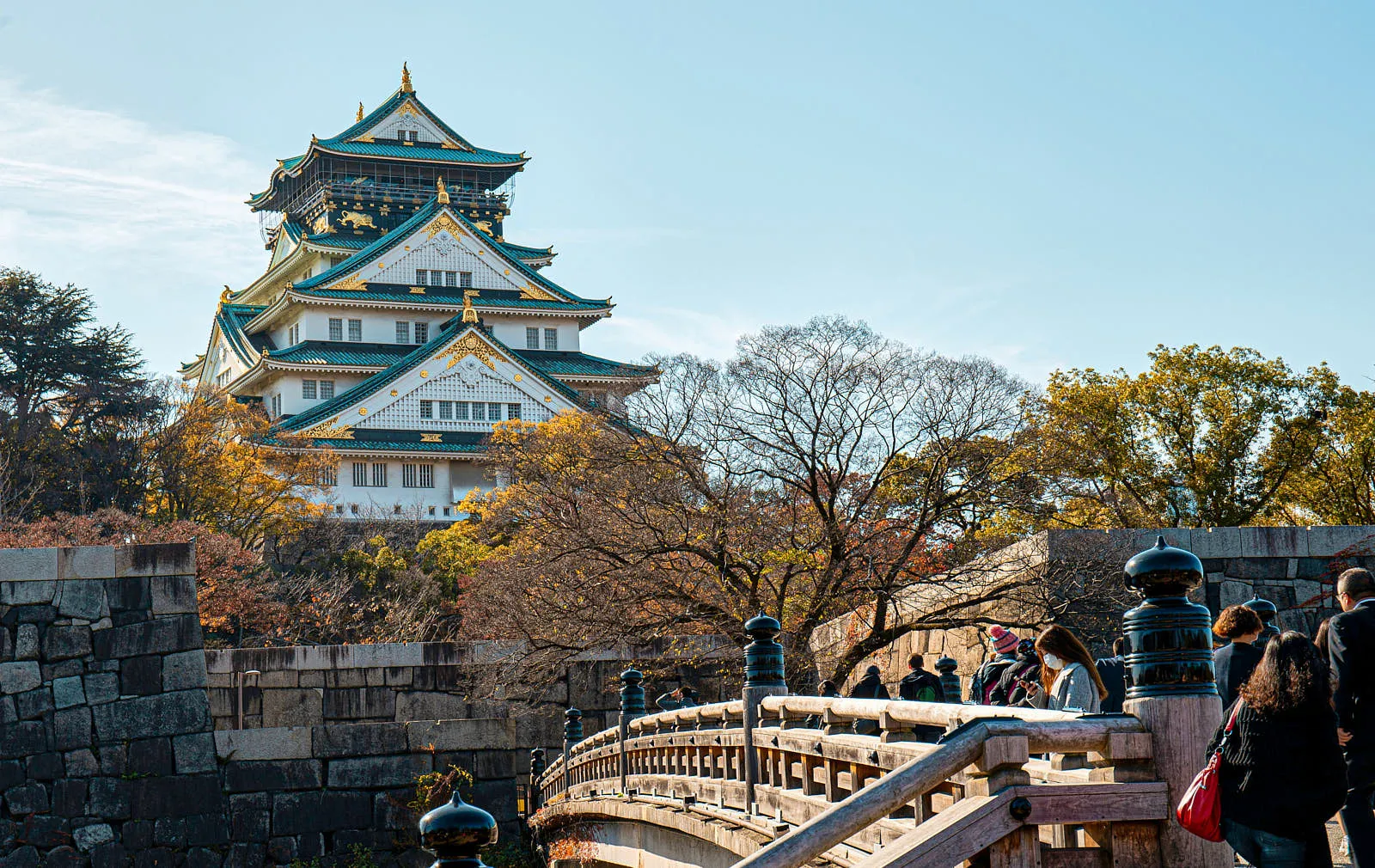 Замок Осака был несколько раз разрушен и пострадал во время Второй мировой войны, но был полностью восстановлен в 1995 году
