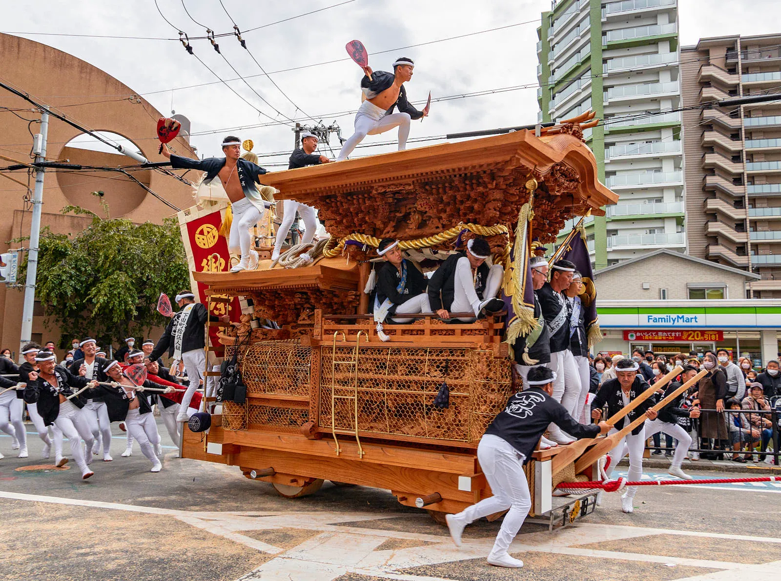 Помимо восхитительного замка, Кисивада знаменита на всю Японию благодаря ежегодному фестивалю повозок дандзири-мацури. Дандзири — это большая деревянная телега в виде храма. , Naokijp / Wikimedia.org