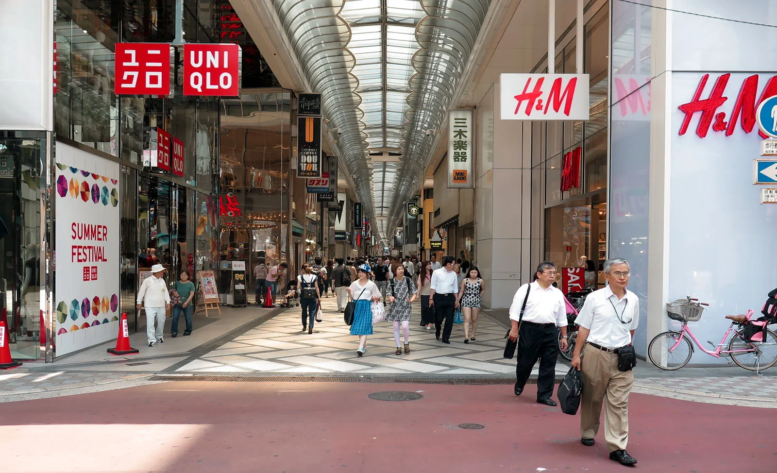 Под крытой торговой галереей улицы Синсайбасисудзи длиной 600 метров расположено более 180 магазинов. В основном это магазины крупных международных брендов