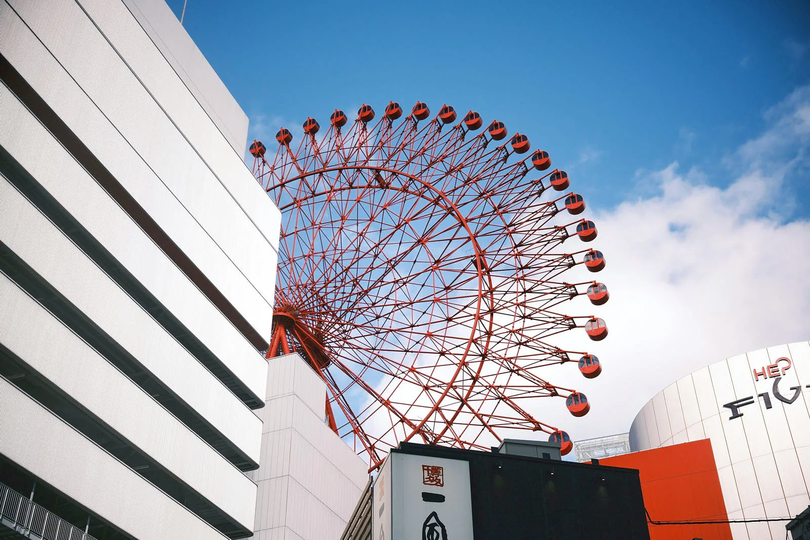 Полюбоваться видом на город с высоты можно с колеса обозрения, которое располагается на крыше, билет обойдется в 600 иен. Фото: Hongwei Fan / Unsplash.com