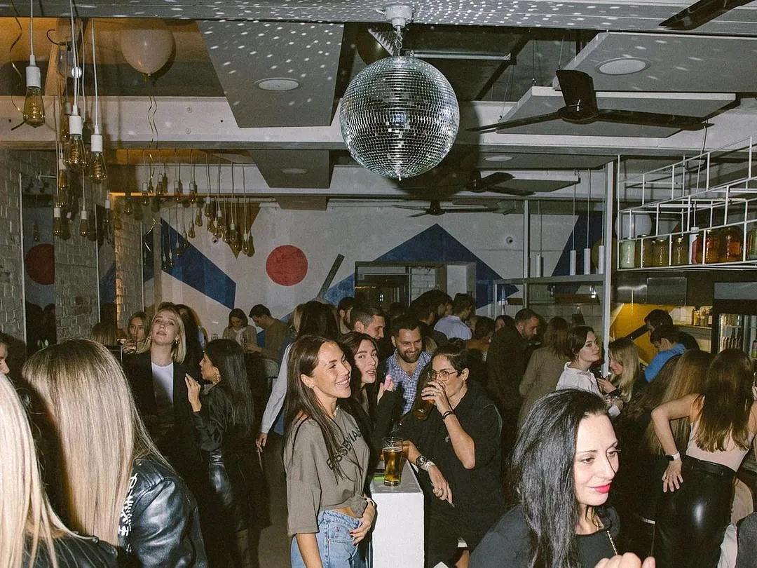 В «Рюмочке» два этажа: первый называют «Светлой рюмочкой» — тут действительно светло, гости пьют настойки и танцуют под диджейские миксы. Нижний этаж — «Темная рюмочка»: стены, расписанные стихами, томный джаз, приглушенный свет и коктейли. Фото: «Рюмочка»