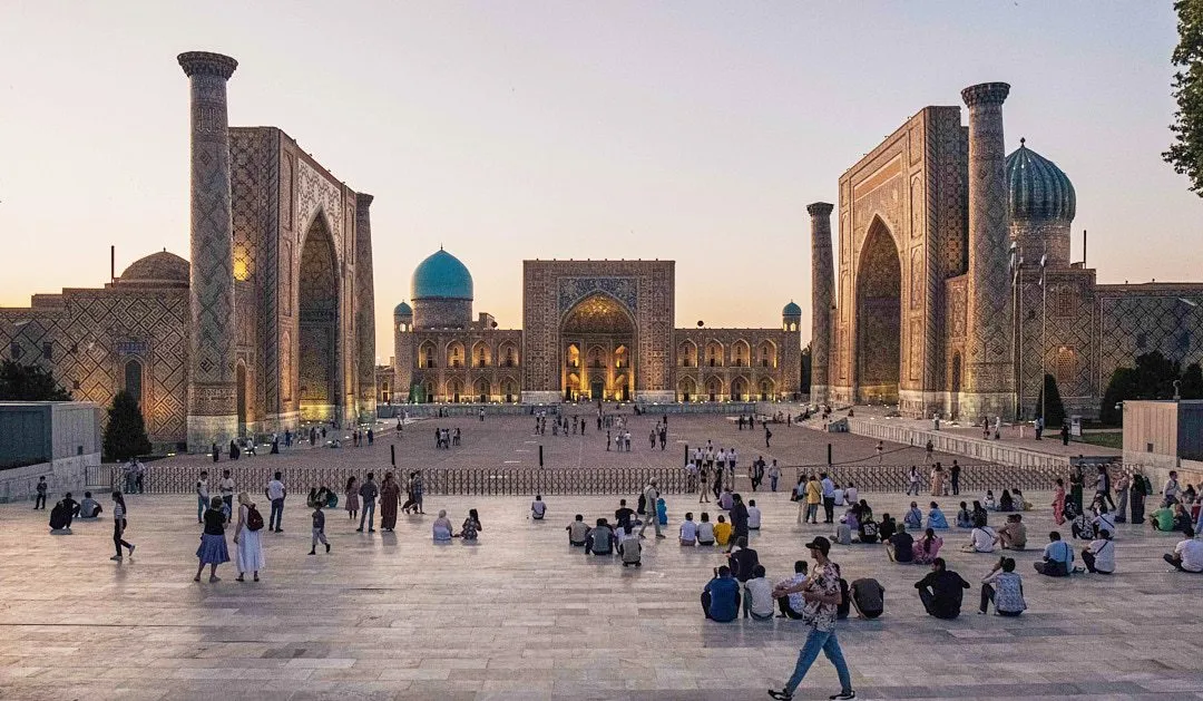 Площадь Регистан — главная достопримечательность Самарканда и одна из важнейших во всем Узбекистане. Комплекс состоит из трех величественных медресе: Улугбека, Шердор и Тилля-Кари