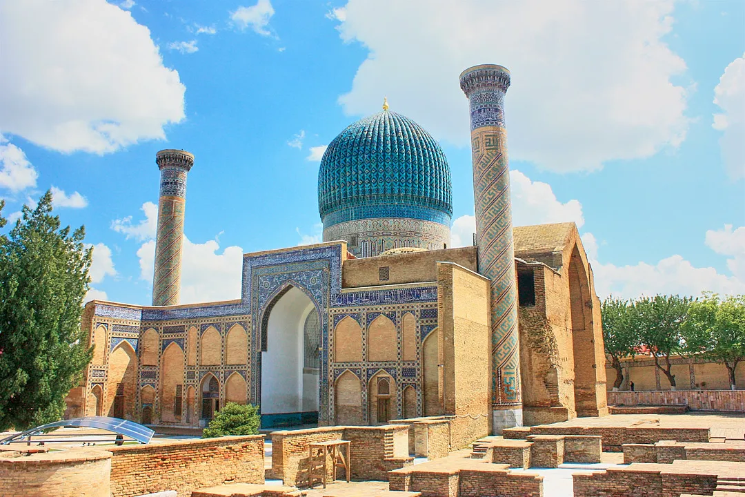 Мавзолей Гур-Эмир отличает величественный синий купол, богато украшенный мозаиками и изысканной резьбой