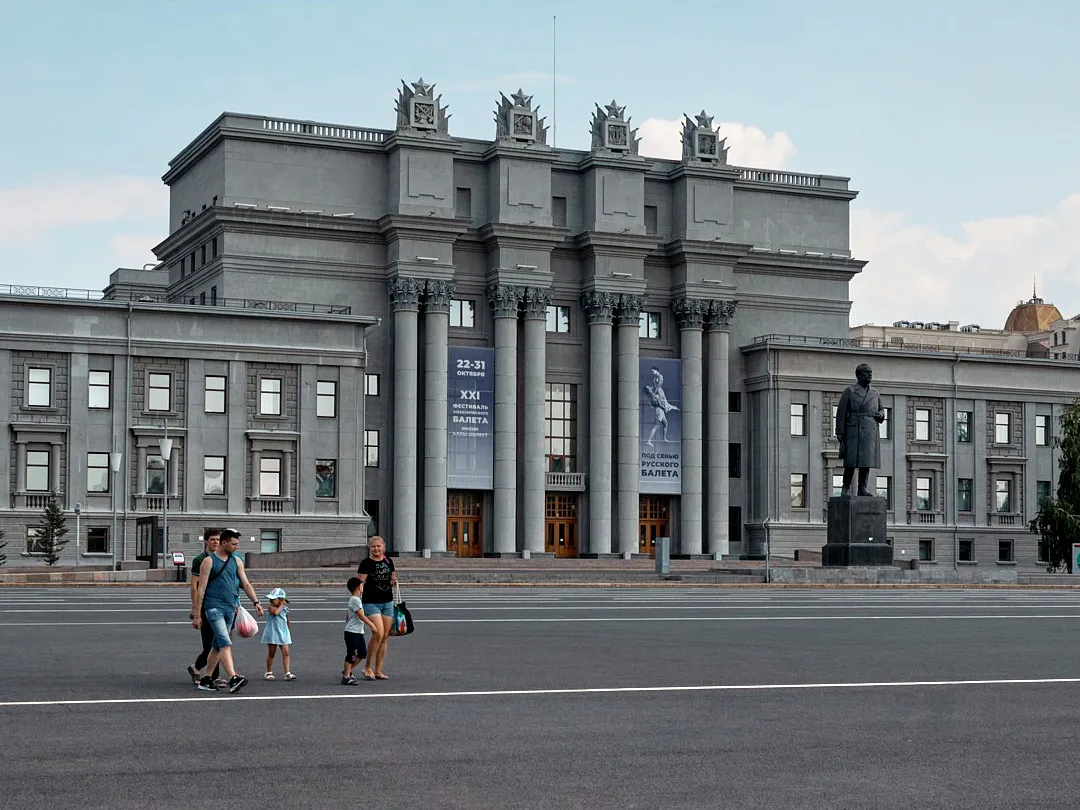 Самарцам нравится верить, что площадь Куйбышева — самая большая в Европе, хоть и с припиской «вместе с прилегающими скверами»