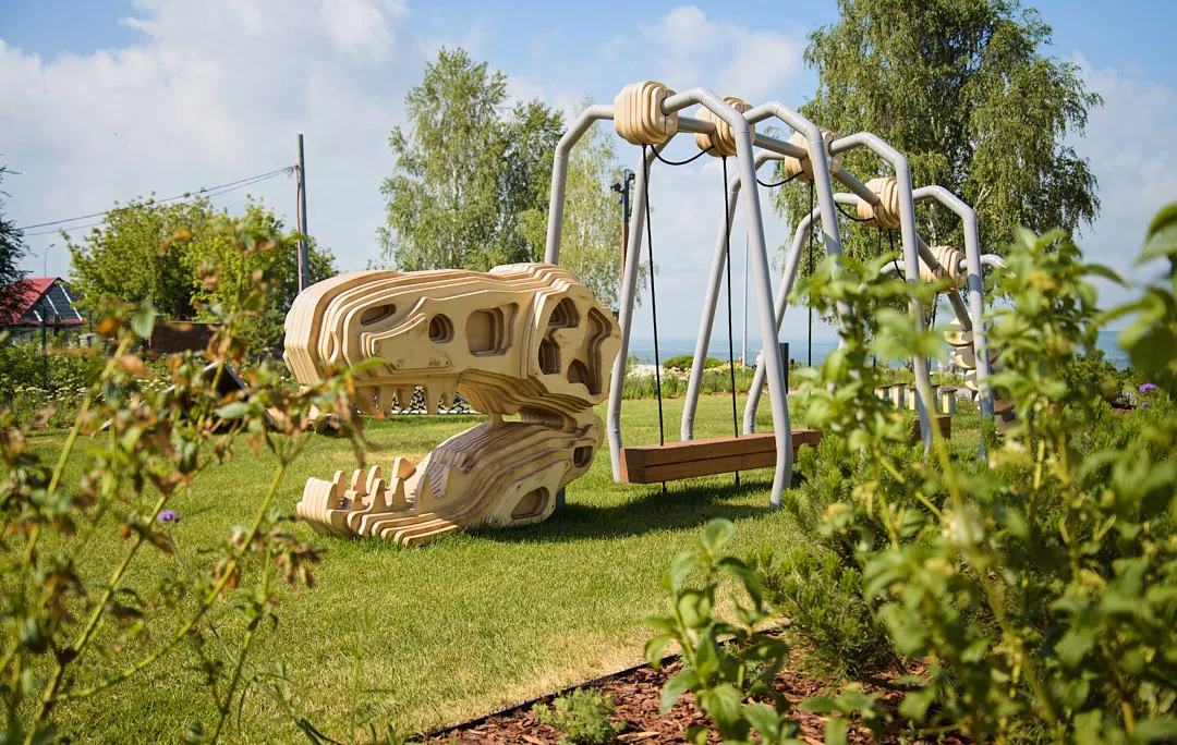 В 2021 году «Вертолетку» реконструировали: вдохновившись московским «Зарядьем», сделали гравийные дорожки и деревянные настилы, высадили декоративные кустарники, установили минималистичные лавки, подключили необычную подсветку. Фото: Администрация Самары / Vk.com