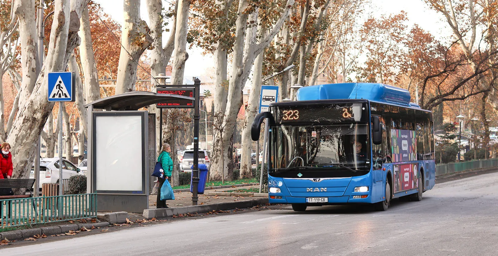 Одна поездка на метро или автобусе стоит один лари. Стоимость проезда в маршрутных такси варьируется от 0,5 до одного лари