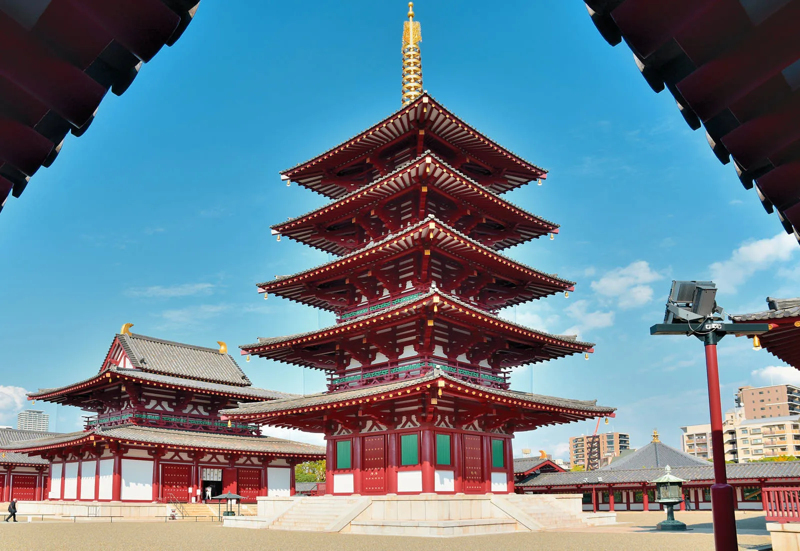 Храм Ситэнно-дзи — отреставрированный буддийский храм 593 года. Здесь есть пятиэтажная пагода и другие памятники архитектуры