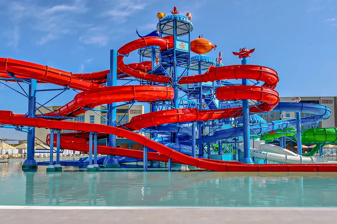 В Самарканде есть аж три аквапарка: Silk Road Waterland, Sogdiana, Afsona AquaPark, стоимость посещения — 70 000 сумов