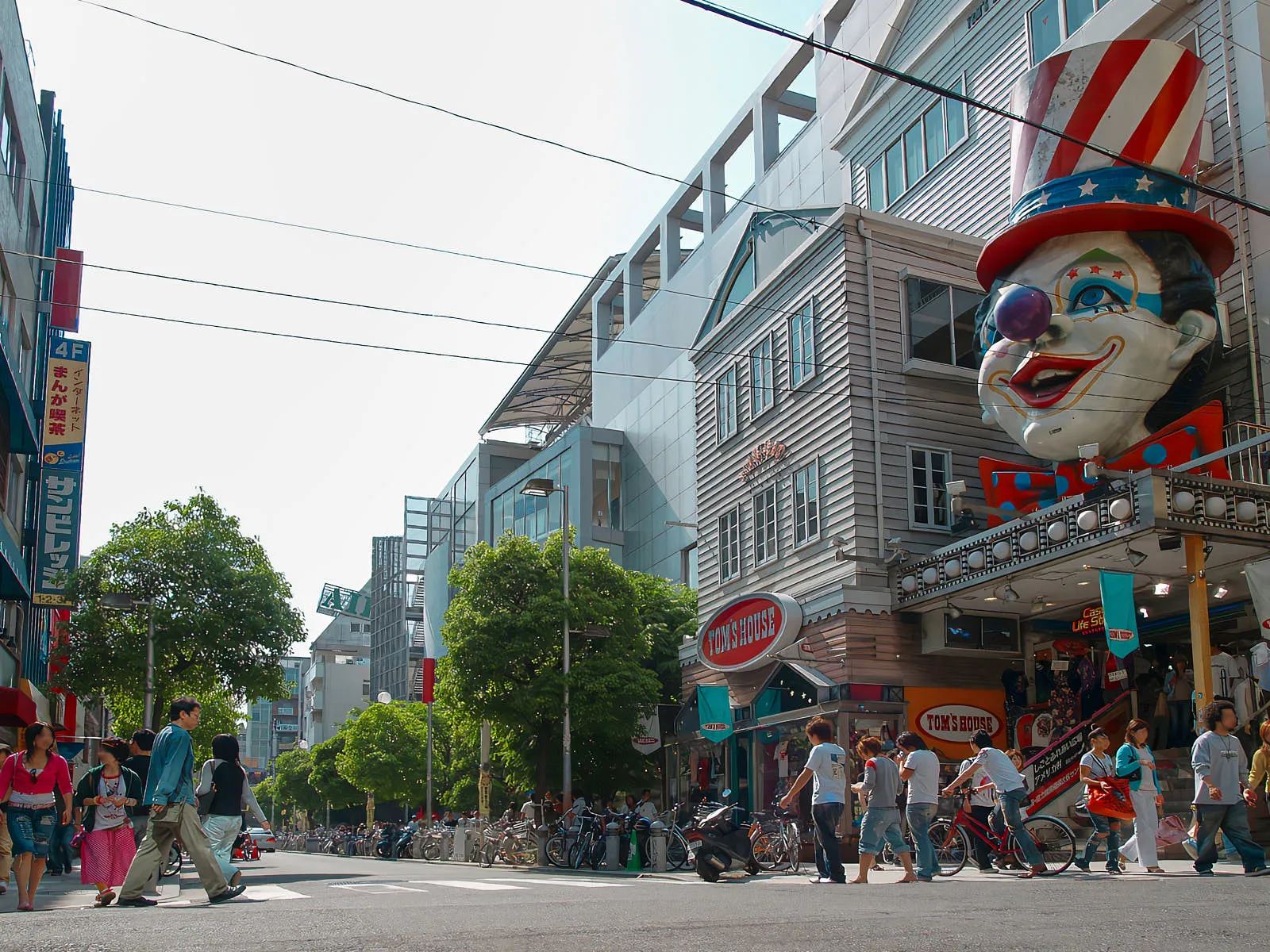 Америкамура переводится как «Американская деревня»: еще в 1970-х годах склады в этом районе переоборудовали под магазины, где продавались американские и западные товары