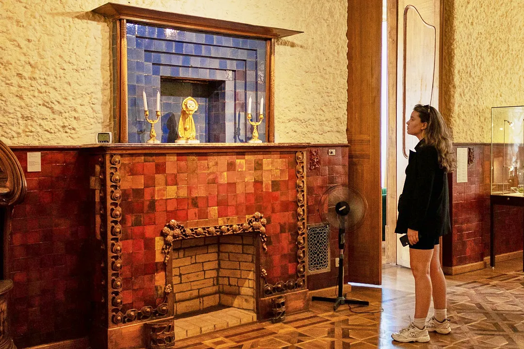 На первом этаже Музея модерна воссозданы будуар, кабинет и столовая с мебелью и предметами начала 20 века. На втором этаже и в подвале проходят различные выставки, в основном с уклоном в модерн