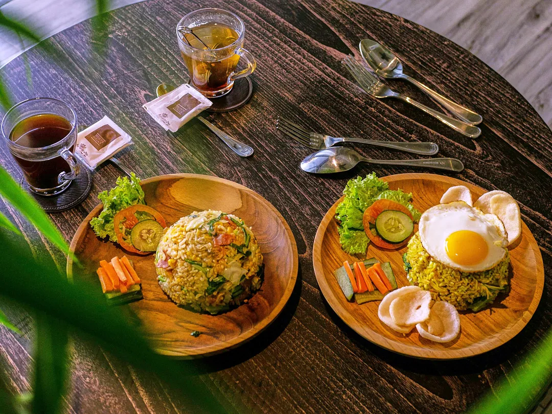 Варунги — недорогие аутентичные кафе с местной кухней. Одно блюдо будет стоить 30 000–60 000 рупий