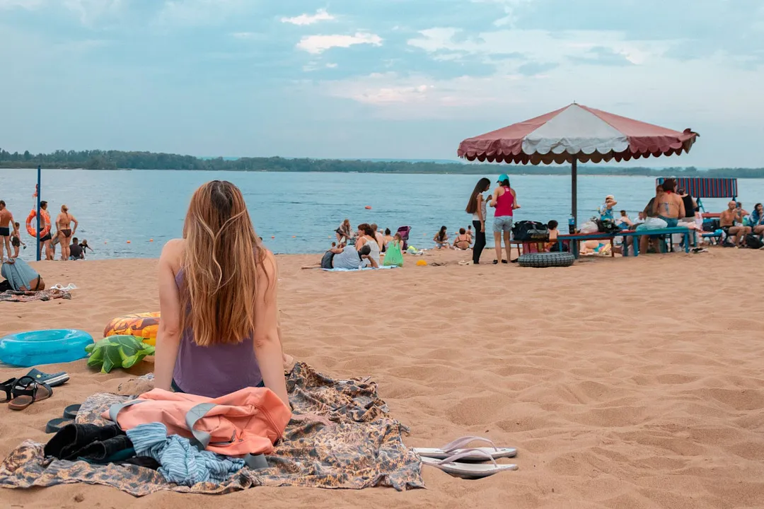 Летом главное место силы горожан — трехкилометровая набережная в центре, и почти по всей ее длине — песочные пляжи, за которые Самару и называют городом-курортом