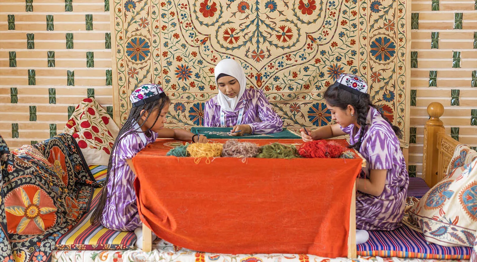 В павильонах проводятся мастер-классы по вышивке, чеканке, ткацкому, гончарному делу и другим направлениям прикладного искусства