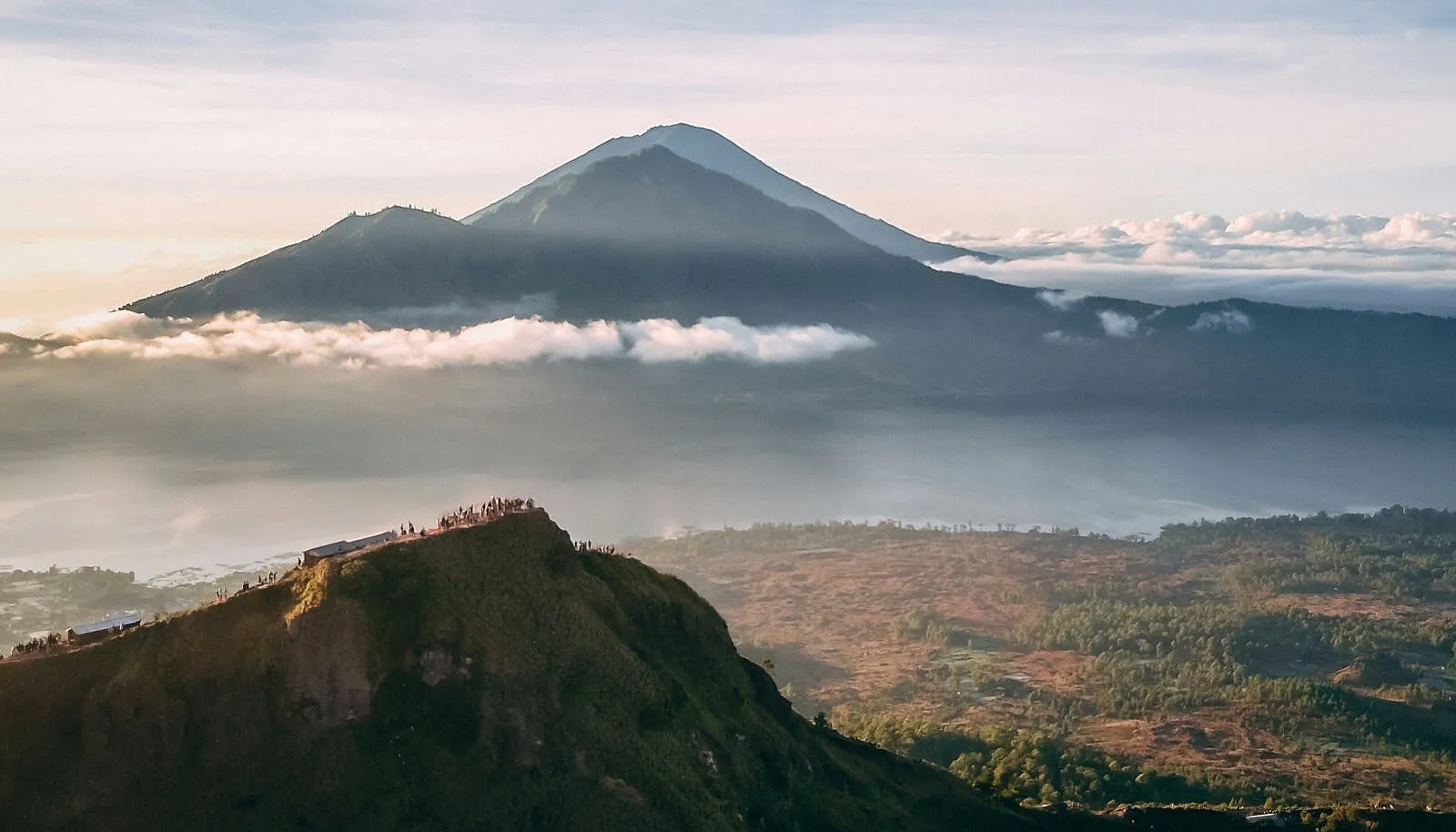 Поездка на вулкан Батур (самый доступный на острове) будет стоить от 25 евро, если подниматься пешком, и от 80 евро на джипе, в зависимости от точки старта