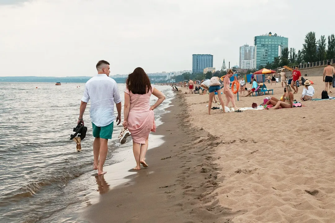 Набережная и песчаный пляж в центре города растянулись на три километров вдоль Волги. Летом пляжи забиты загорающими даже в будний день