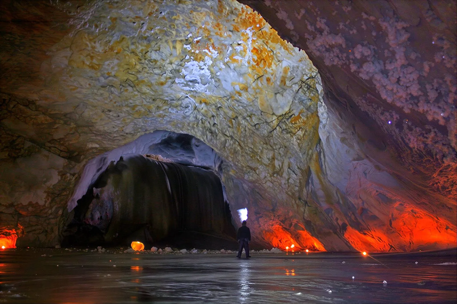 Пещеры Хээтэй состоят из двух карстовых пещер — Мокрая и Сухая, общей протяженностью около 190 метров.
