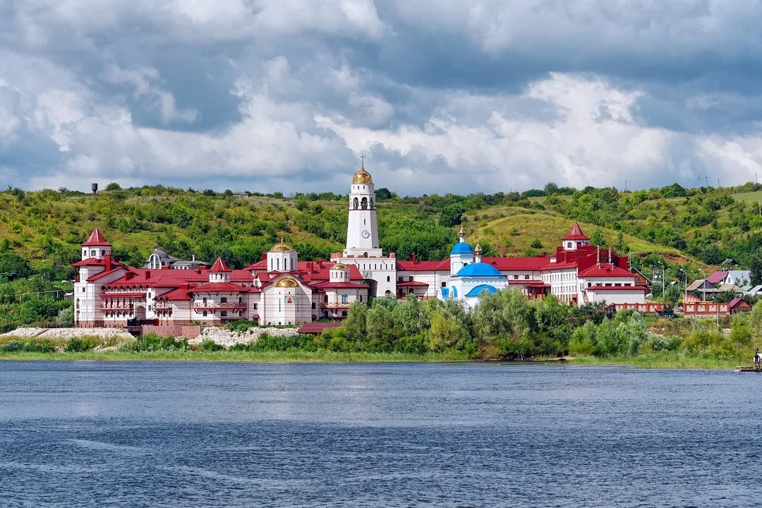 Винновка — возможно, самое маленькое село в «Самарской Луке»: здесь всего пара улиц, но при этом оно очень популярное. А все благодаря Свято-Богородичному Казанскому монастырю.