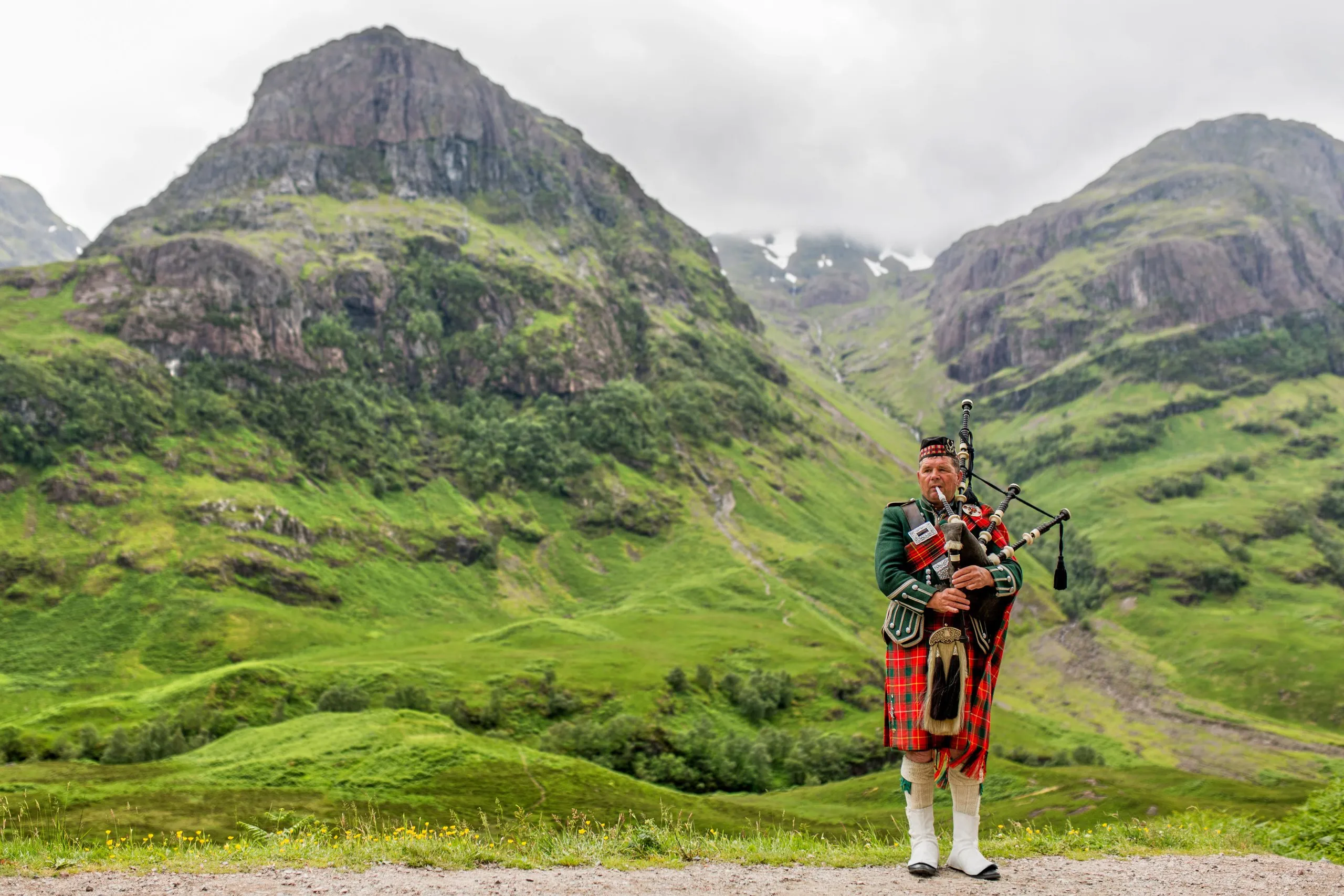 Scottish_bagpiper