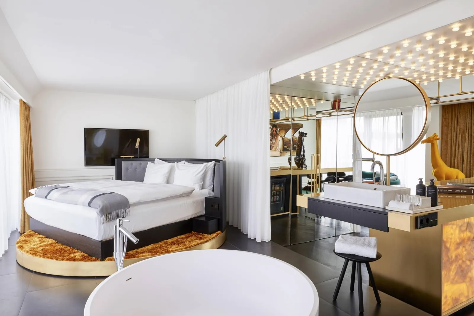 Roomers Munich, Autograph Collection - 4