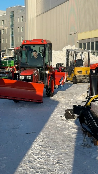 Трактор Kubota B2741 S Neo star с кабиной отвалом и щеткой для уборки снега