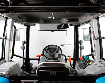 Трактор LS PLUS 90 CABIN - Комфортабельная кабина  (версии CABIN)