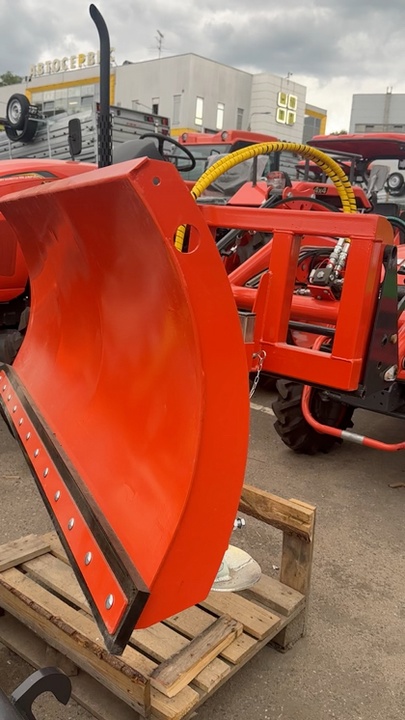 Трактор Kubota A 211 с фронтальным погрузчиком и сменным отвалом для уборки снега