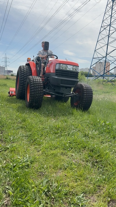 Трактор Kubota L3408 на газонных колесах