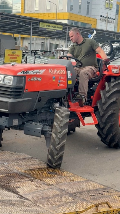 Японский трактор Kubota L4508 . Официальный поставщик тракторов Kubota в России . Москва МКАД 86 км ТЦ Планета Железяка. Тракторный салон .