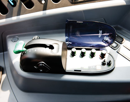 Минитрактор Yanmar LS MT1.25 HST - Удобно расположенная электрогидравлическая панель управления