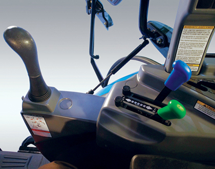 Трактор LS XR50 HST CAB - Эргономичные рычаги управления задней сцепкой, джойстик на крыле 