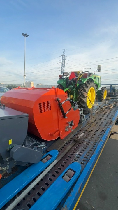 Трактор John Deer 3028 с косилкой и сбором