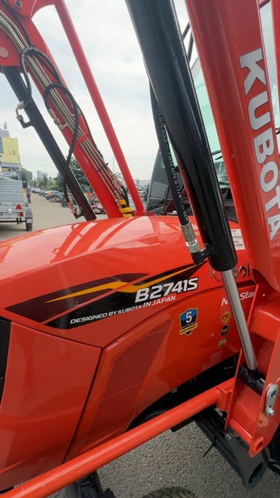 Трактор Kubota B 2741 s Neo star с кабиной , фронтальным погрузчиком и шнекороторным снегоуборщиком ZimAni 130