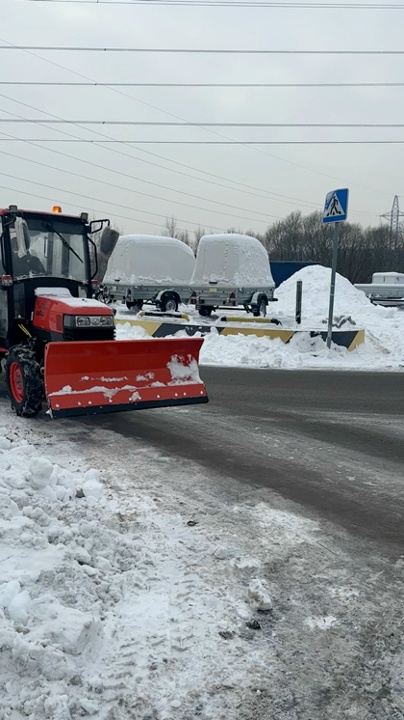 Трактор Kubota L3408 с кабиной и отвалом уборка снега