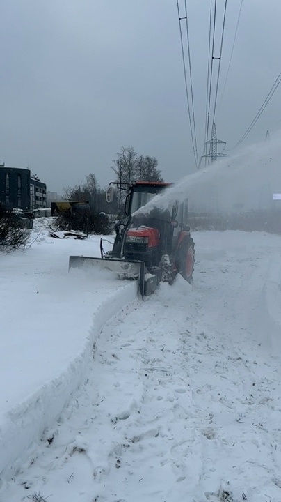 Уборка снега трактором Kubota L3408