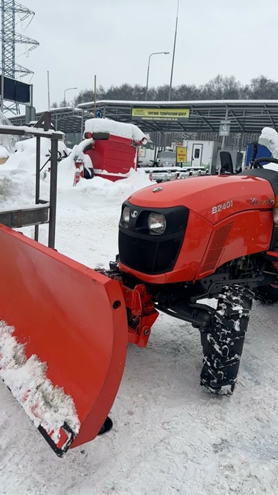 Kubota с отвалом для уборки снега и коммунальной щеткой