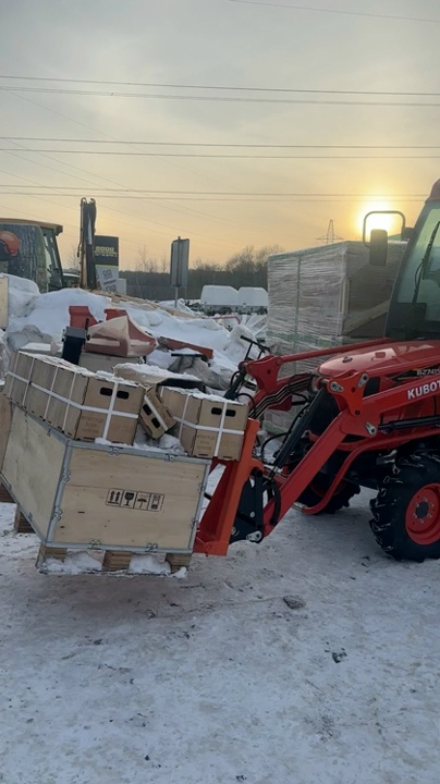 Поднимаем груз на тракторе Kubota B 2741 S Neo star оригинальным фронтальным погрузчиком