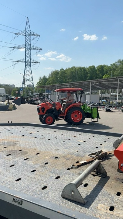 Тракторы Kubota в тракторном салоне Москва МКАД 86 км ТЦ Планета Железяка