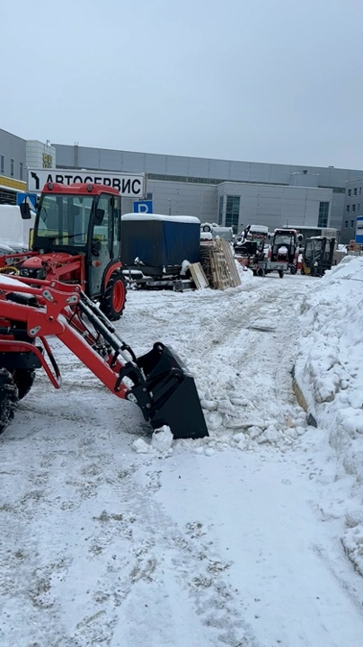 Уборка снега трактором Kubota B 2441 продолжается ❄️